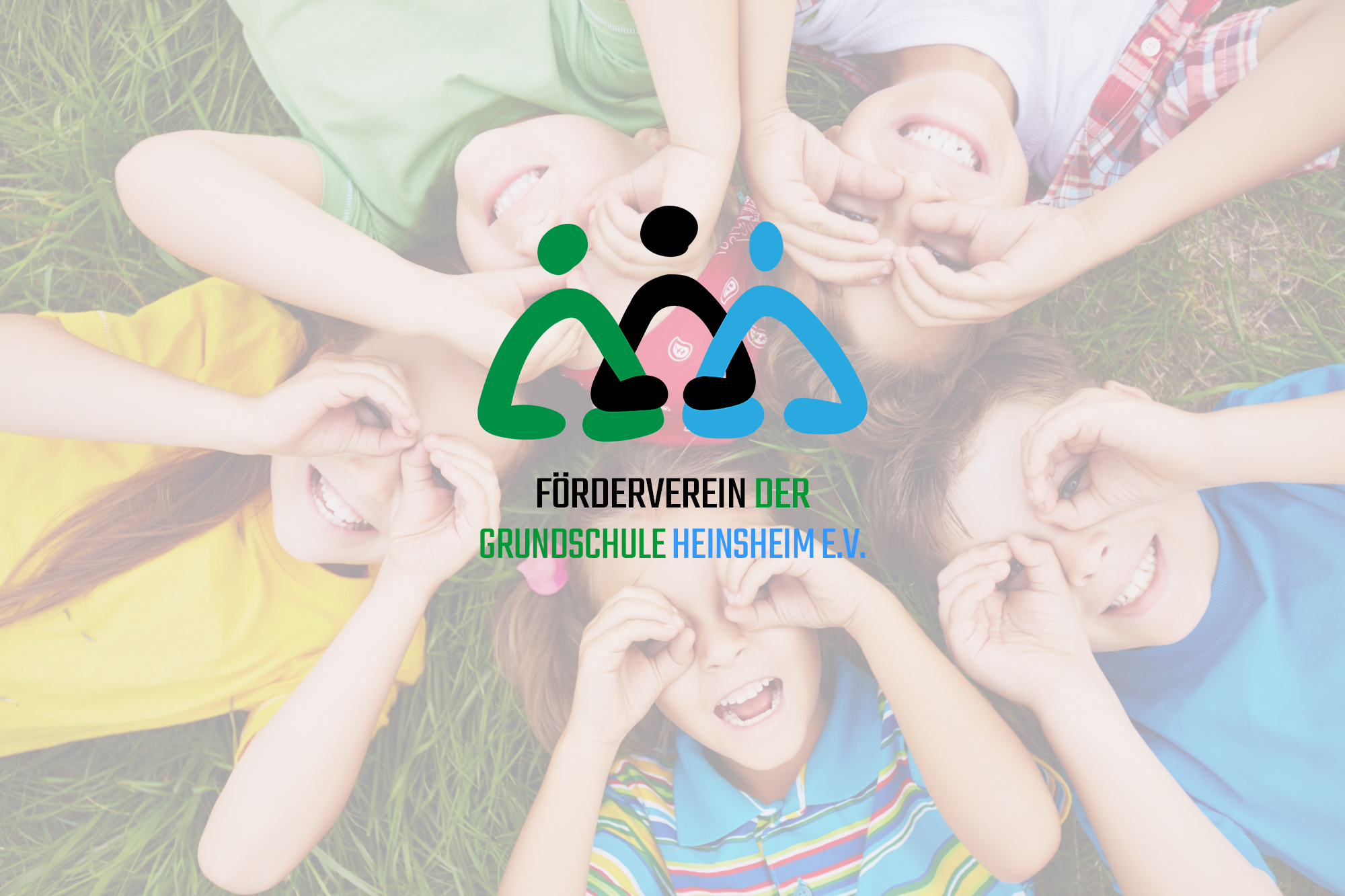 Kinder der Grundschule Heinsheim spielen im Kreis auf dem Rasen